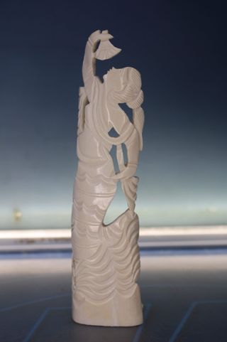 Pareja de figuras talladas en hueso, Malasia.