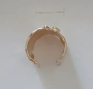 Anillo dorado ajustable con piedras verdes