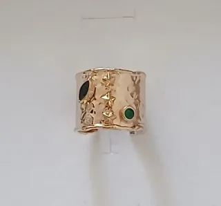 Anillo dorado ajustable con piedras verdes