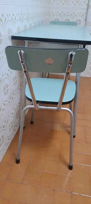 Mesa cocina vintage + 2 sillas