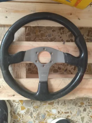 Volante deportivo negro y plateado