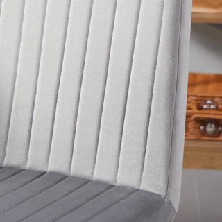 Set de 2 Sillas de Comedor Tapizadas en Tejido Efecto Terciopelo, Sillas de Cocina con Patas de Acero y Diseño Ahorra Espacio, 43X58X90 Cm, Gris y Negro