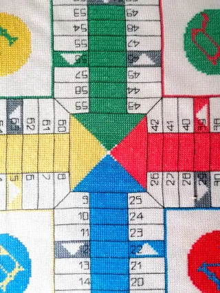 Parchís artesanal de tela bordada y enmarcado