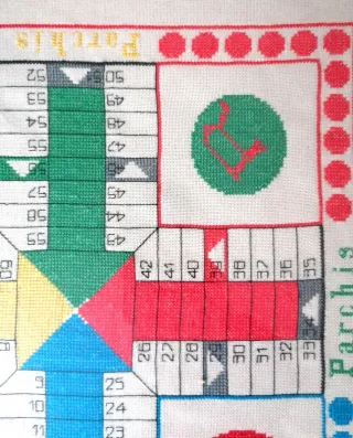 Parchís artesanal de tela bordada y enmarcado