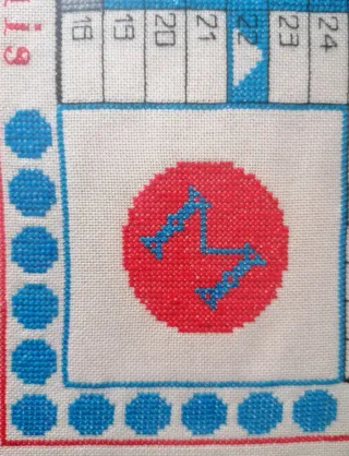 Parchís artesanal de tela bordada y enmarcado