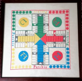 Parchís artesanal de tela bordada y enmarcado