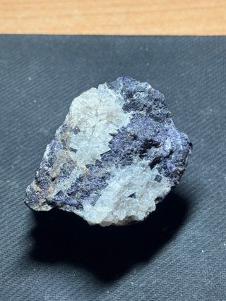 Fluorita entre cuarzo - Berbes (FLUORESCENTE)