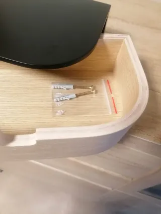 Estante de madera y plástico negro