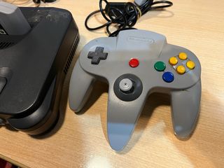Consola Nintendo 64 Negra y Gris original.