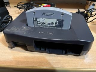 Consola Nintendo 64 Negra y Gris original.