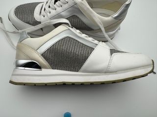 Zapatillas Michael Kors Plata y Blanco