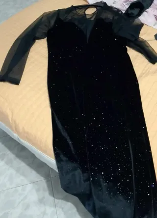 Vestito nero con maniche trasparenti