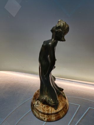 Figura decorativa mujer leyendo 27x24x17 cm