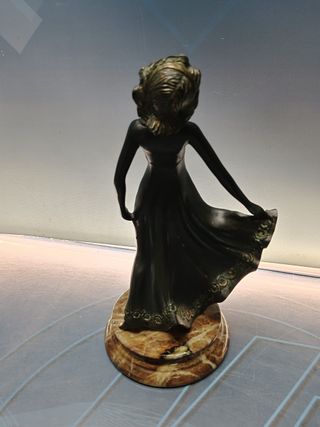 Figura decorativa mujer leyendo 27x24x17 cm