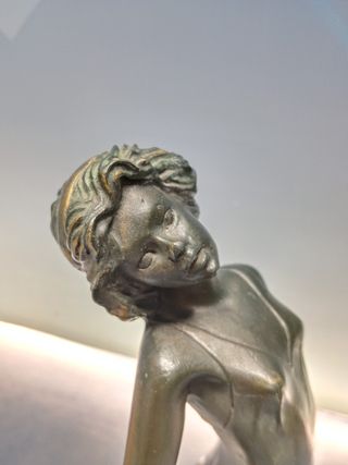 Figura decorativa mujer leyendo 27x24x17 cm