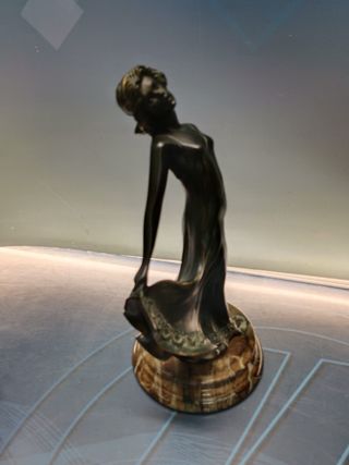 Figura decorativa mujer leyendo 27x24x17 cm