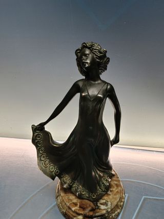 Figura decorativa mujer leyendo 27x24x17 cm