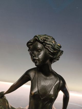 Figura decorativa mujer leyendo 27x24x17 cm