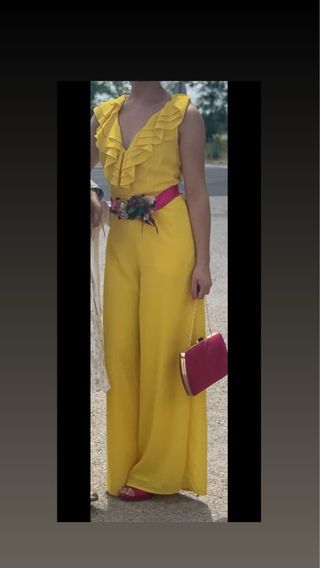 Mono amarillo con volantes y cinturón floral