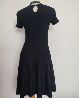 Zara. Vestido de punto negro con brillo. Talla S