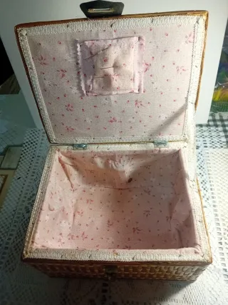 Costurero antiguo mimbre y cuero