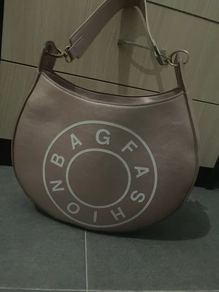 Bolso rosa con logo circular