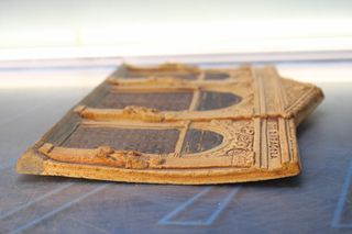 Relieve en cerámica de la fachada de la antigua facultad de medicina de Zaragoza.