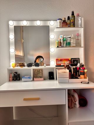 Tocador de maquillaje blanco con luces LED