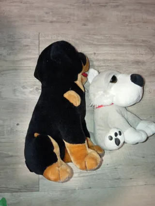 2 Peluches Perritos Rottweiler y Lobo