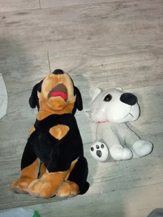 2 Peluches Perritos Rottweiler y Lobo