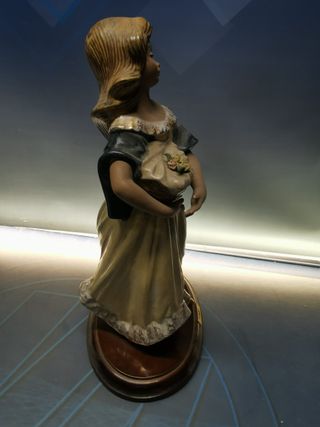 gran Figura doncella en porcelana Tengra , 38 cm, peana de madera