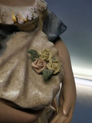 gran Figura doncella en porcelana Tengra , 38 cm, peana de madera