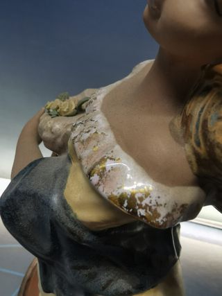 gran Figura doncella en porcelana Tengra , 38 cm, peana de madera