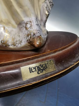 gran Figura doncella en porcelana Tengra , 38 cm, peana de madera