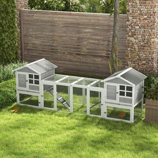 Conejera de Madera para Exterior con 2 Casitas y Área Abierta Cercada con Puertas y Rampas, 259X64X92 Cm, Gris