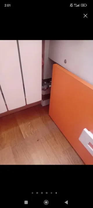 Dormitorio juvenil naranja y blanco