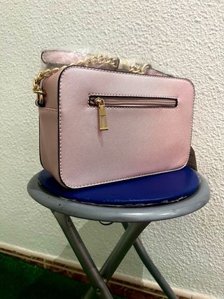 Bolso rosa con detalles dorados