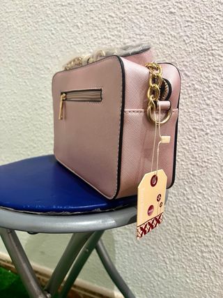 Bolso rosa con detalles dorados