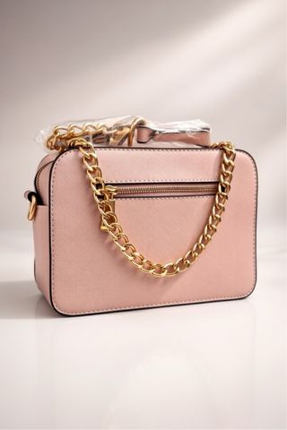 Bolso rosa con detalles dorados