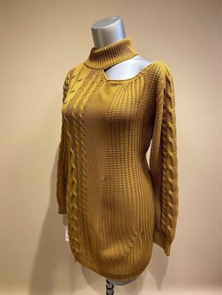 Jersey punto ocre con hombro descubierto