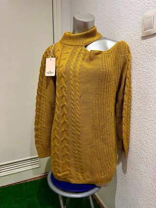 Jersey punto ocre con hombro descubierto