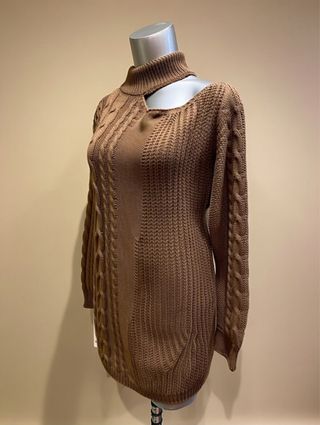 Jersey marrón cuello alto con abertura