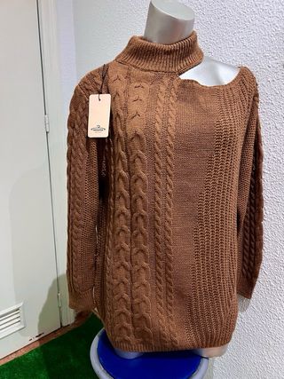 Jersey marrón cuello alto con abertura