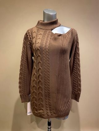 Jersey marrón cuello alto con abertura