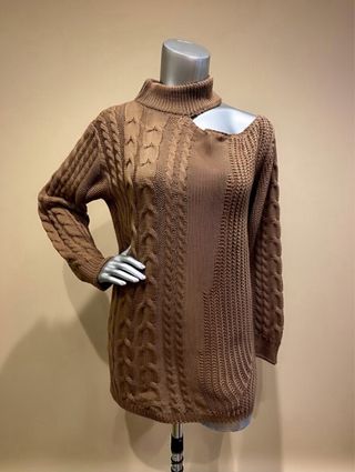 Jersey marrón cuello alto con abertura