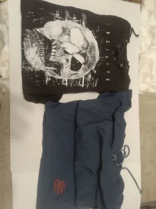 Camisetas con capucha Inside S calavera