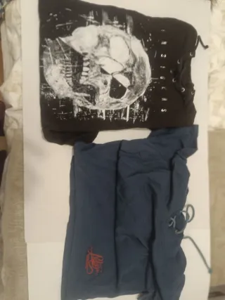 Camisetas con capucha Inside S calavera