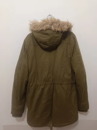 Parka verde con capucha y pelo