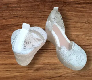 Cuñas blancas de encaje artesanales