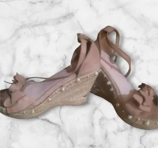 Cuñas rosas con perlas